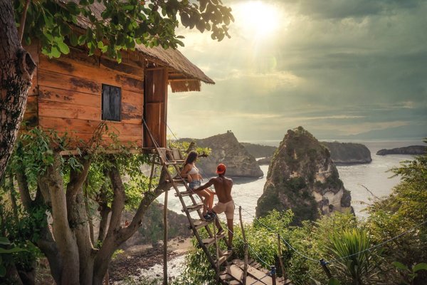 Comment choisir une cabane dans les arbres comme destination de voyage insolite ?