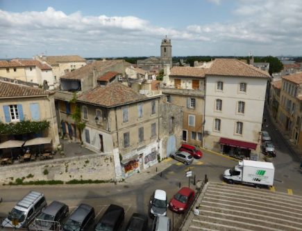 Les établissements de camping aux alentours d'Arles, idéaux pour découvrir la richesse culturelle de la région