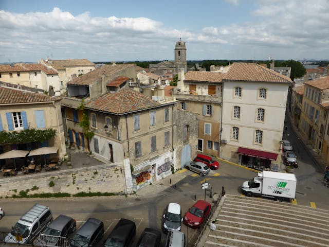 Les établissements de camping aux alentours d'Arles, idéaux pour découvrir la richesse culturelle de la région